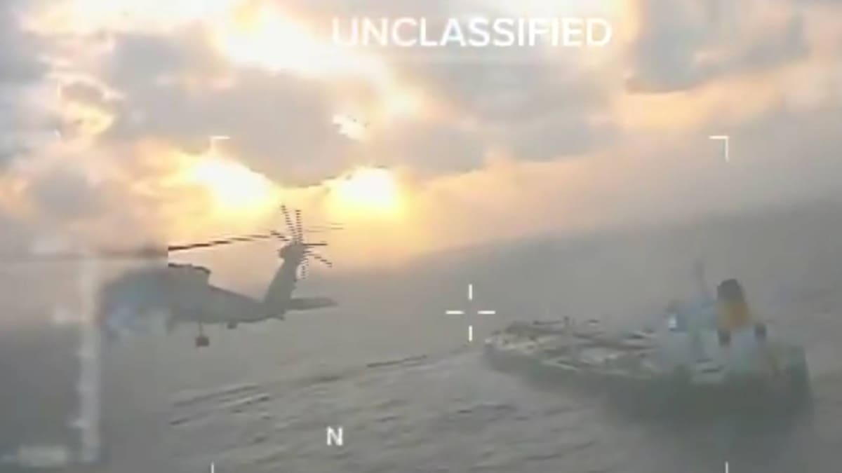 La operación ocurre días después de que el presidente Donald Trump anunciara un “bloqueo” para todos los petroleros sancionados que entren o salgan de Venezuela, una medida que busca cortar rutas de comercialización de crudo. Foto: Especial.