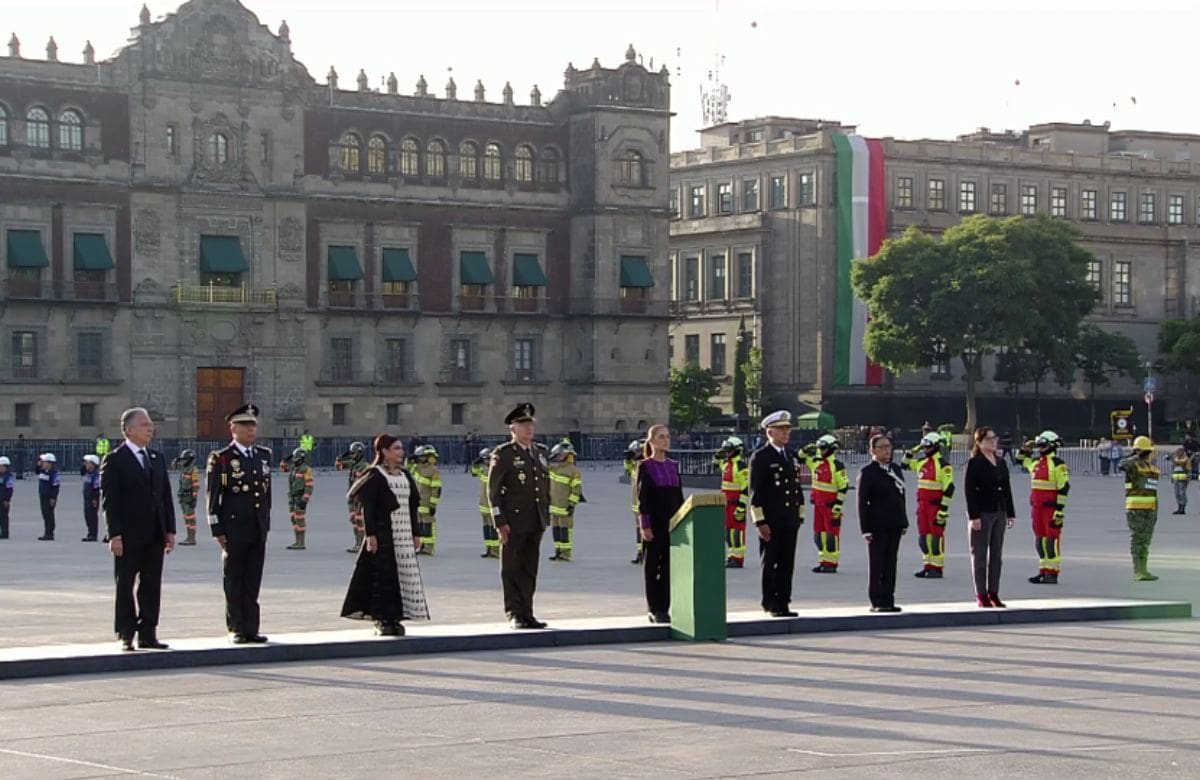 La presidenta Claudia Sheinbaum encabezó el izamiento de bandera en recuerdo de quienes perdieron la vida en los terremotos de 1985 y 2017. | Crédito: Especial