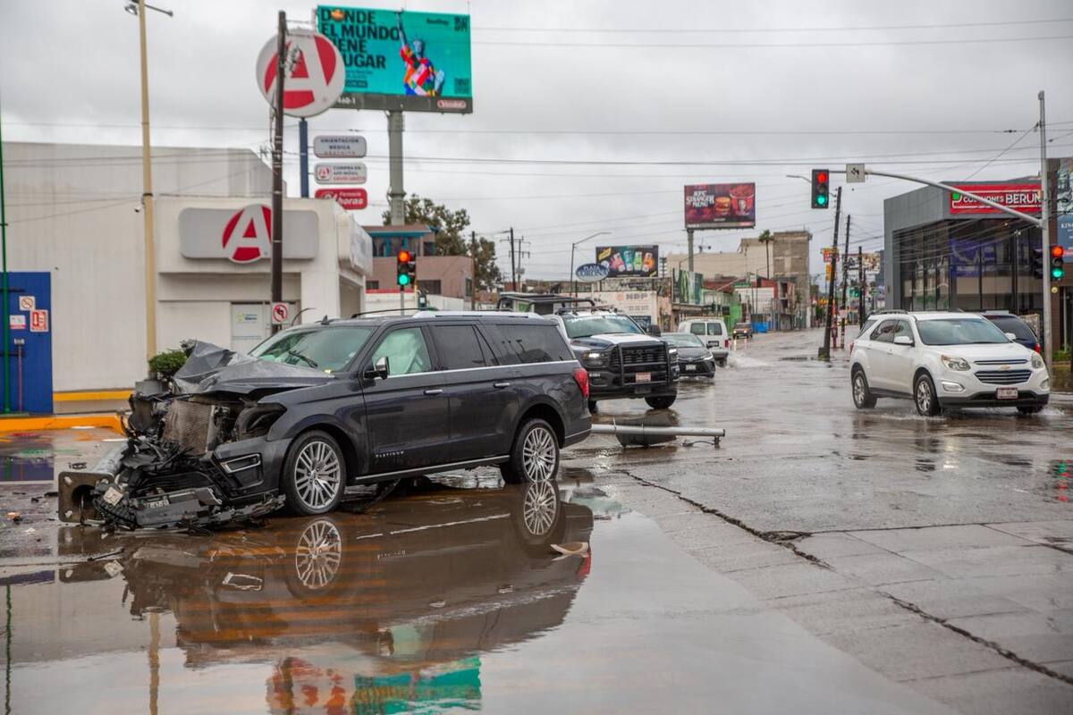 Abandonan camioneta luego de choque