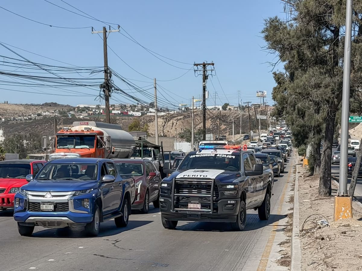 De acuerdo con información preliminar, un vehículo que circulaba por la zona habría frenado repentinamente y posteriormente se retiró del lugar. Foto: Cortesía / Border Zoom