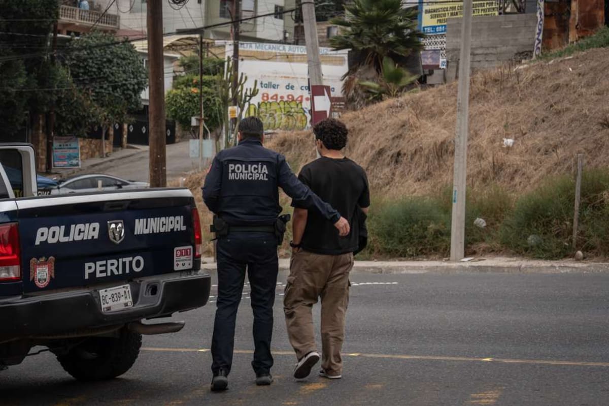Un automóvil terminó volcado la mañana de este sábado sobre el bulevar Fundadores, presuntamente tras una invasión de carril. El conductor, de aproximadamente 25 años, resultó ileso pese a lo aparatoso del accidente. Foto: Border Zoom.