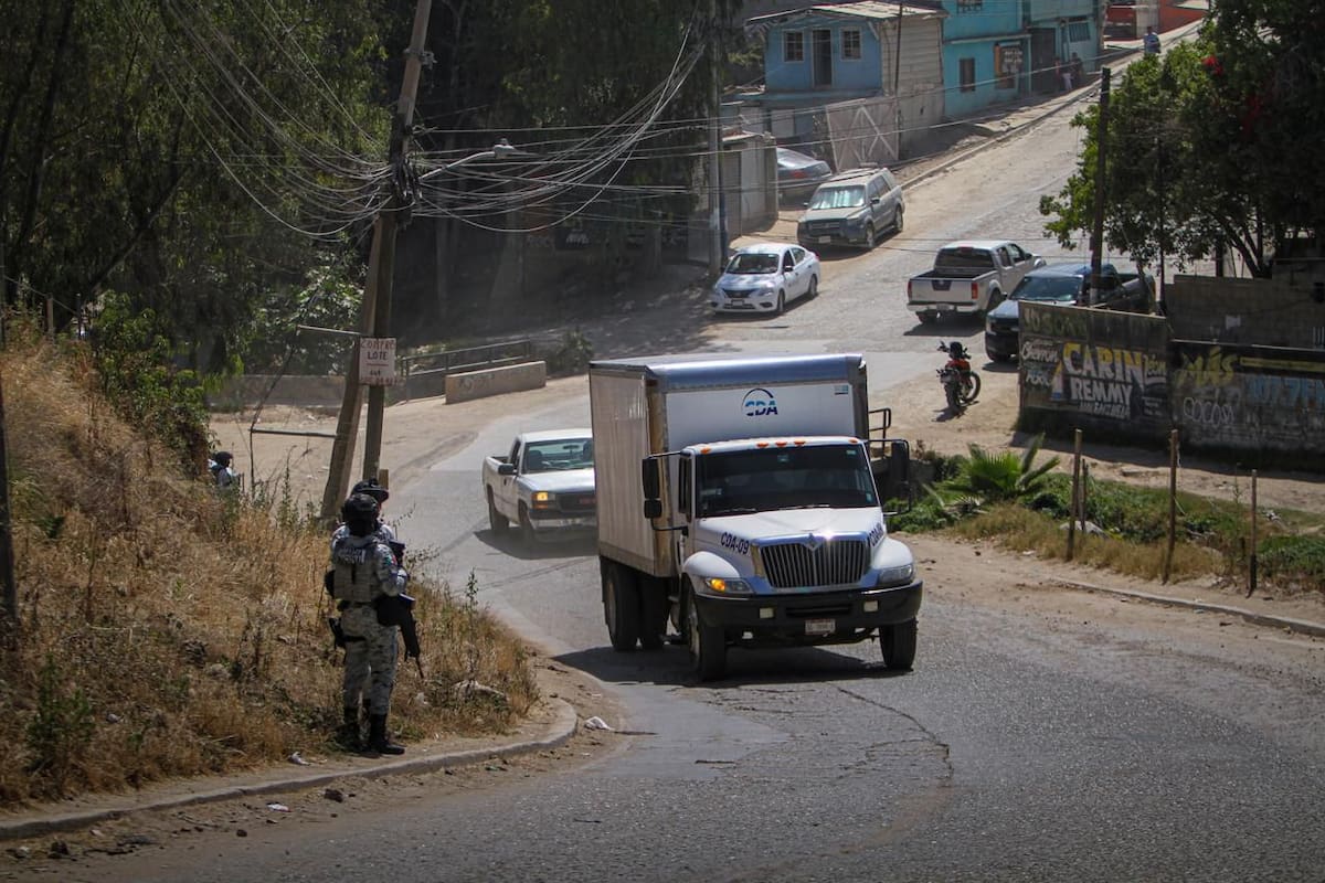 Dos hombres fueron hallados sin vida en una vivienda improvisada de la colonia Las Torres; la Fiscalía recabó indicios en el lugar y mantiene abierta la investigación. Foto: Border Zoom.