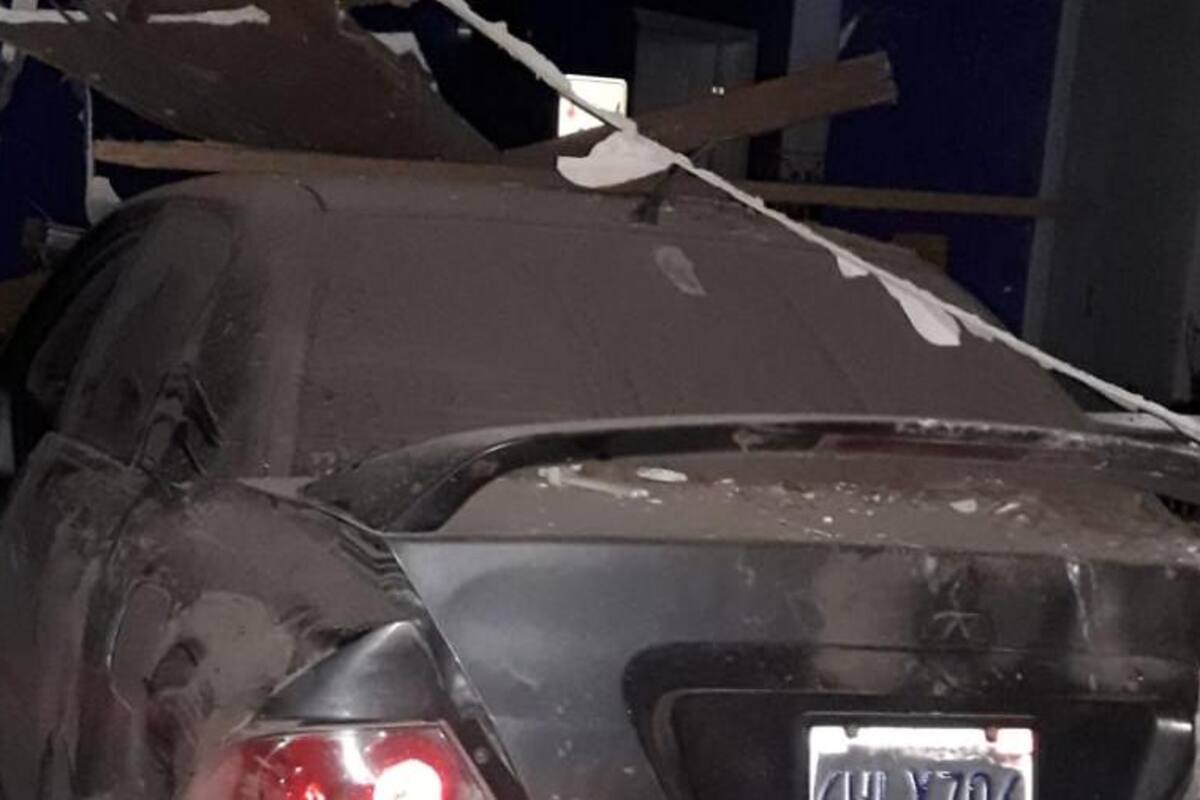 Estrella su auto contra un restaurante