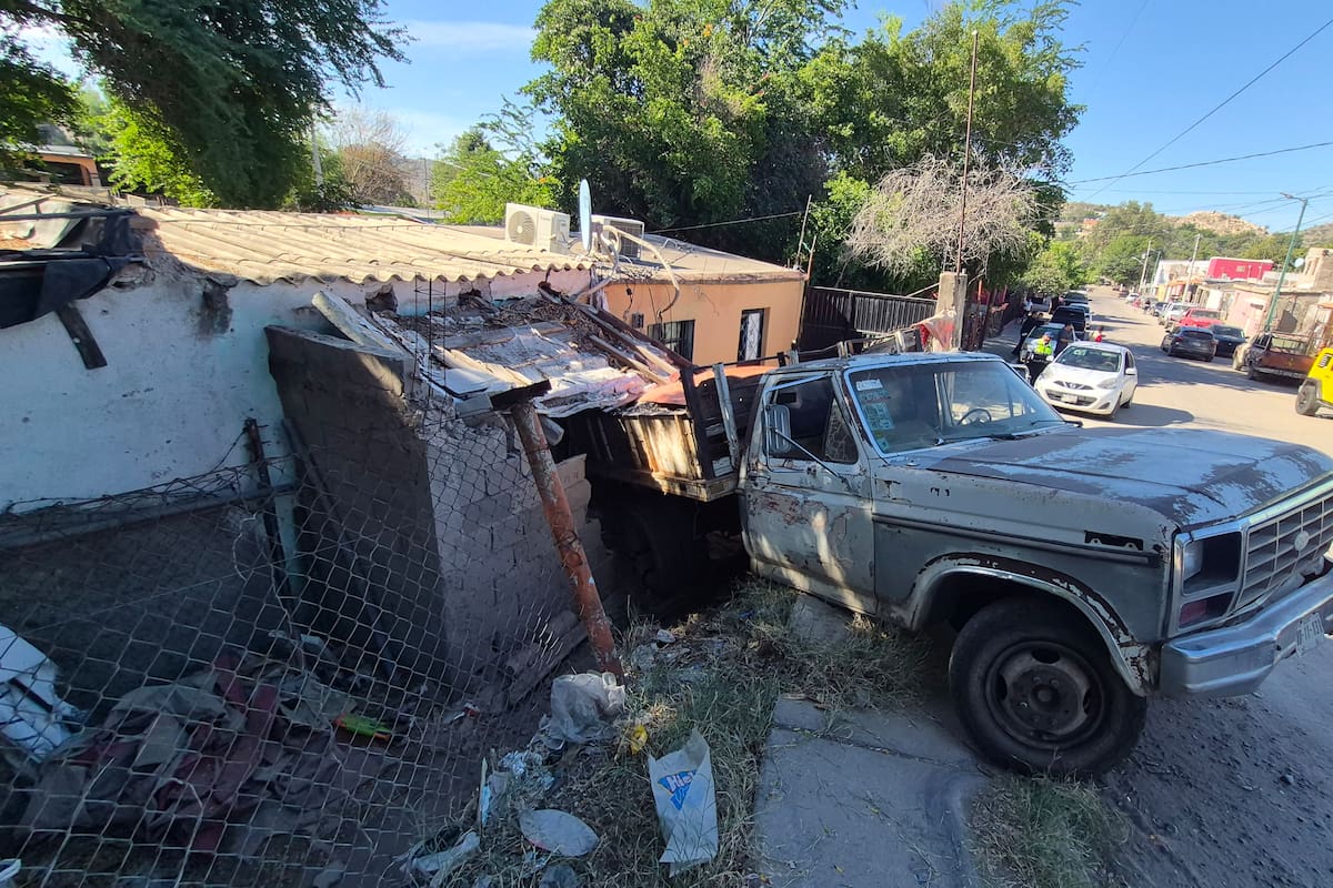 Pick up cargado de grava impacta una recámara ocupada en El Ranchito, Hermosillo, tras retroceder por una cuesta; el habitante sale ileso y el conductor es trasladado a un hospital
