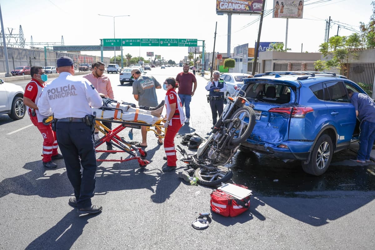 Motociclista resulta herido tras chocar contra camioneta en el bulevar Lázaro Cárdenas