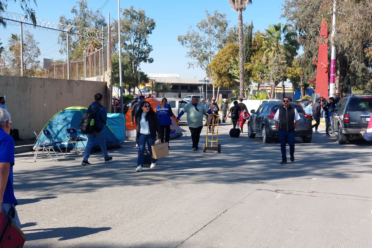 Llegan a pie al aeropuerto por bloqueo de accesos