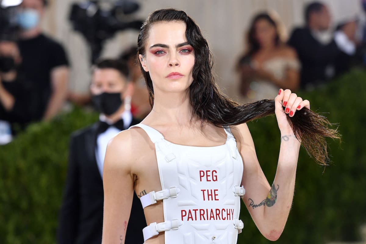 Cara Delevingne (2021). Lució un peto con el mensaje “Peg the Patriarchy”, generando acusaciones de apropiación.