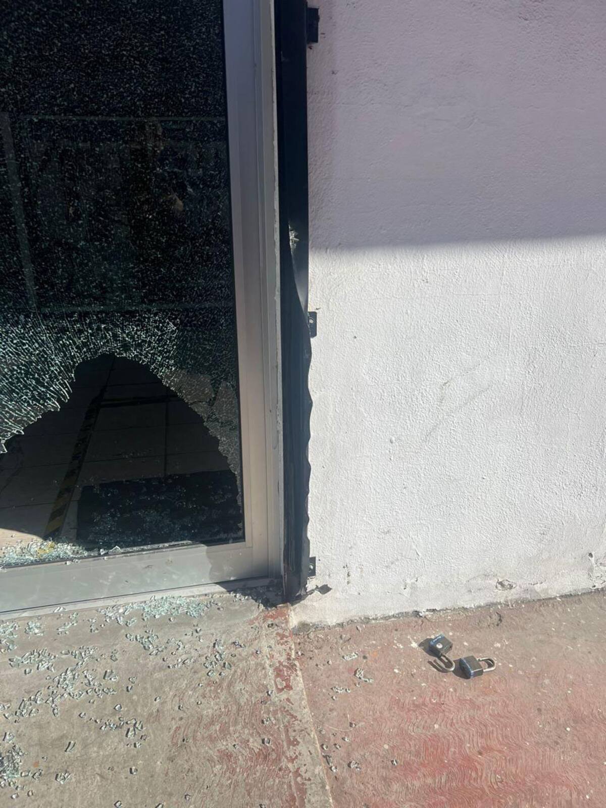 En el frente del local había un hoyo por donde se presume pudieron haber ingresado los ladrones.