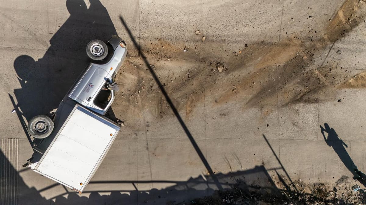 La volcadura de una camioneta de abarrotes provocó un derrame de aceite en una rampa de la Colonia Campestre Murua. Foto: Border Zoom