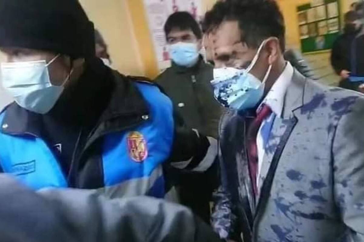 Hijos lanzan pintura a su papá en su segunda boda; lo acusan de no pagar pensión alimenticia