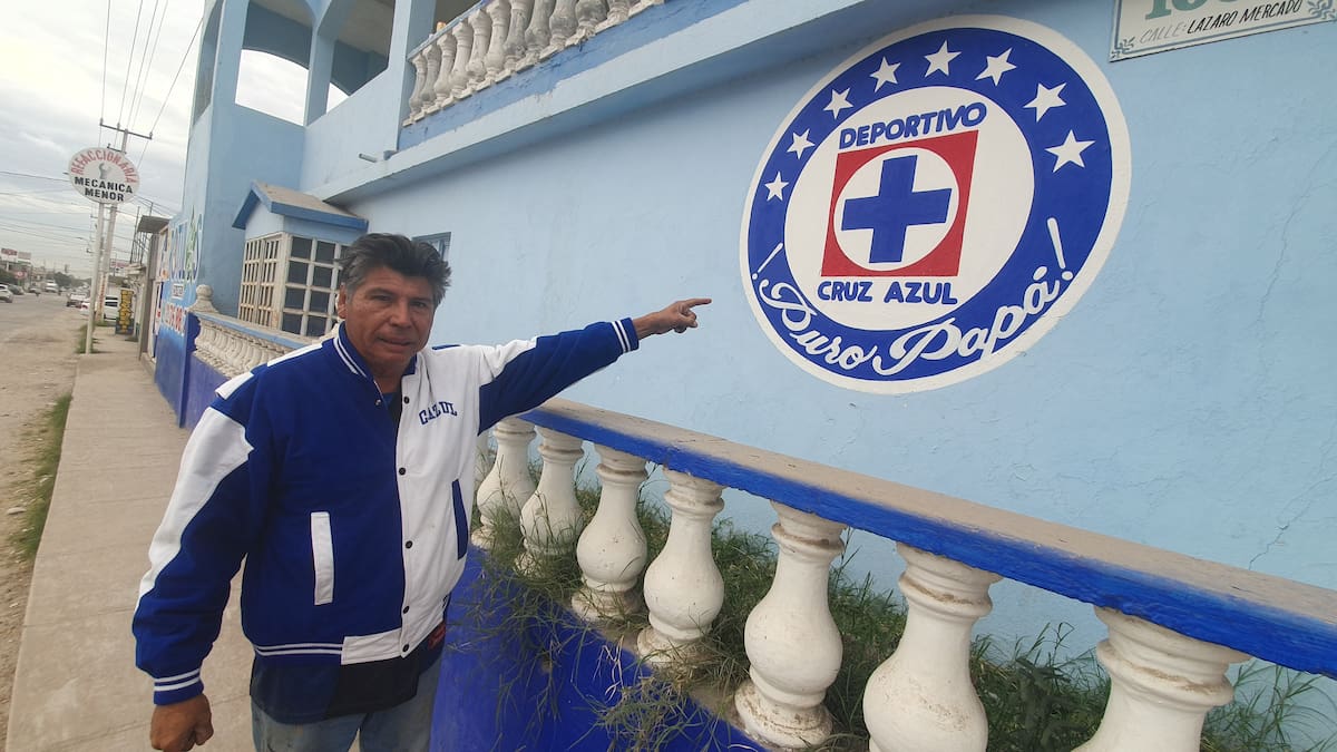 Orgullosamente, Francisco Ortiz presumiendo la fachada de su casa en 2020.