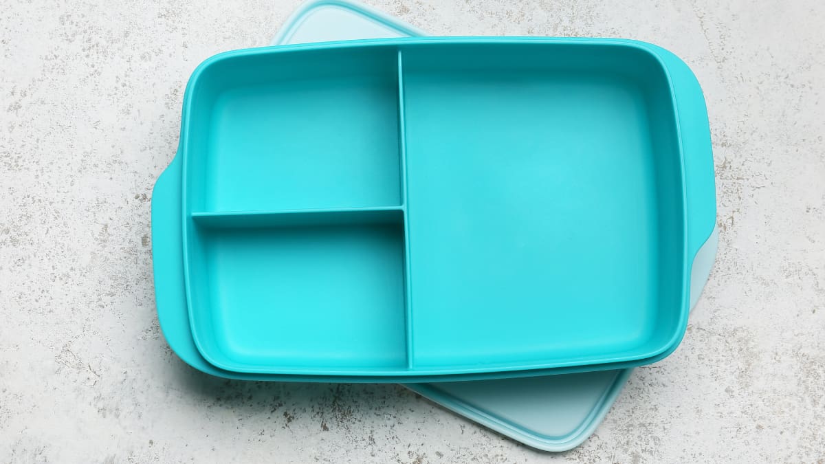 Productos para la lonchera escolar quedan bajo la lupa de Cofepris tras un análisis de 31 jugos, néctares, leches, yogures y postres que encontró estrategias de reformulación para evitar los sellos de advertencia