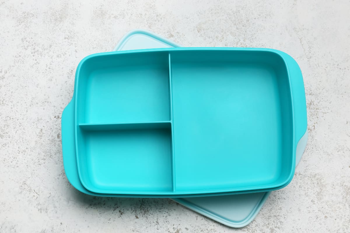 Productos para la lonchera escolar quedan bajo la lupa de Cofepris tras un análisis de 31 jugos, néctares, leches, yogures y postres que encontró estrategias de reformulación para evitar los sellos de advertencia