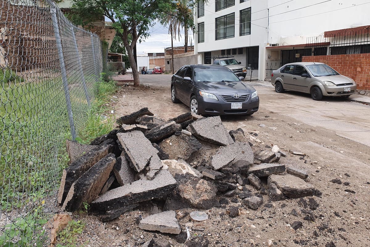 Reparan fuga, pero dejan una loma de asfalto