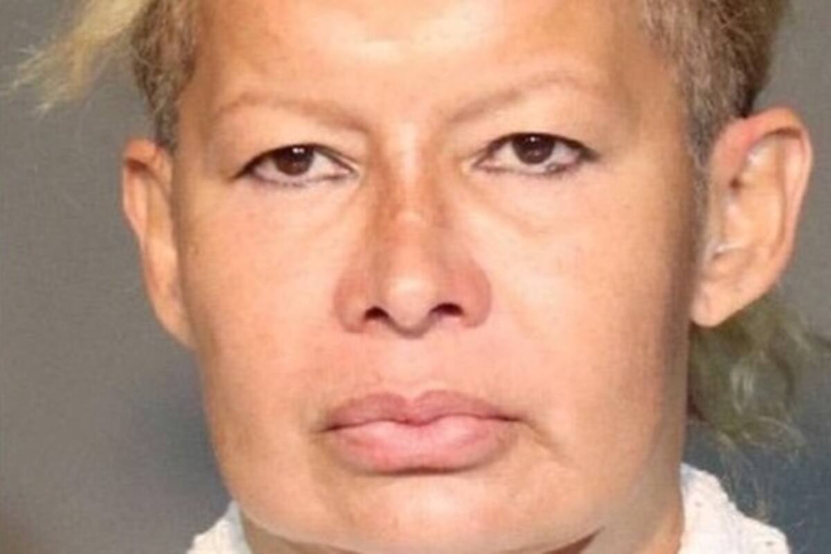 VIDEO: Mujer latina arrojó una botella de vidrio contra una mujer afroamericana y fue acusada de crimen de odio y acoso agravado por la Policía de NY