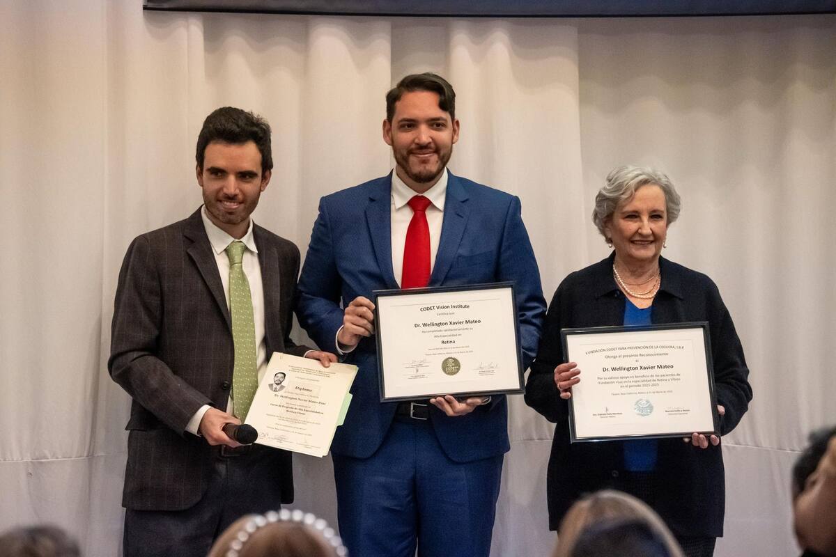 Algunos de los egresados del Programa Fellowship en Altas Especialidades de oftalmología.