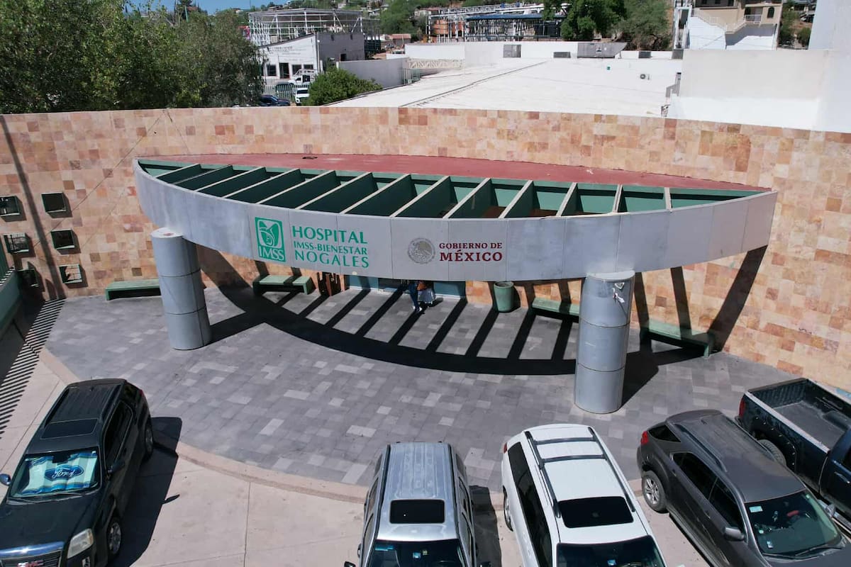 Disparan a joven desde un auto en movimiento