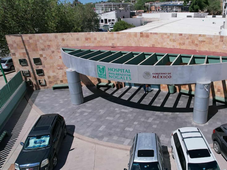 Disparan a joven desde un auto en movimiento