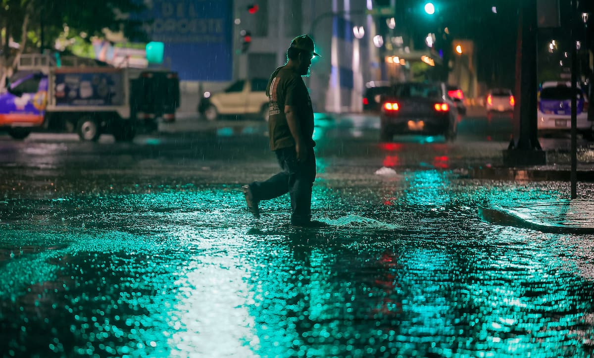 Fotografía de una persona en una lluvia.