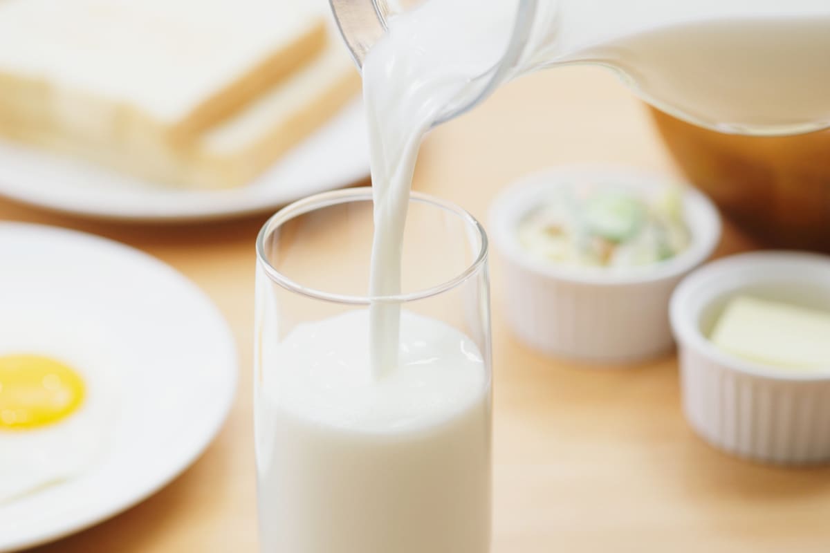 La leche en la adultez: qué aporta, cuánta consumir y en qué casos conviene ajustarla