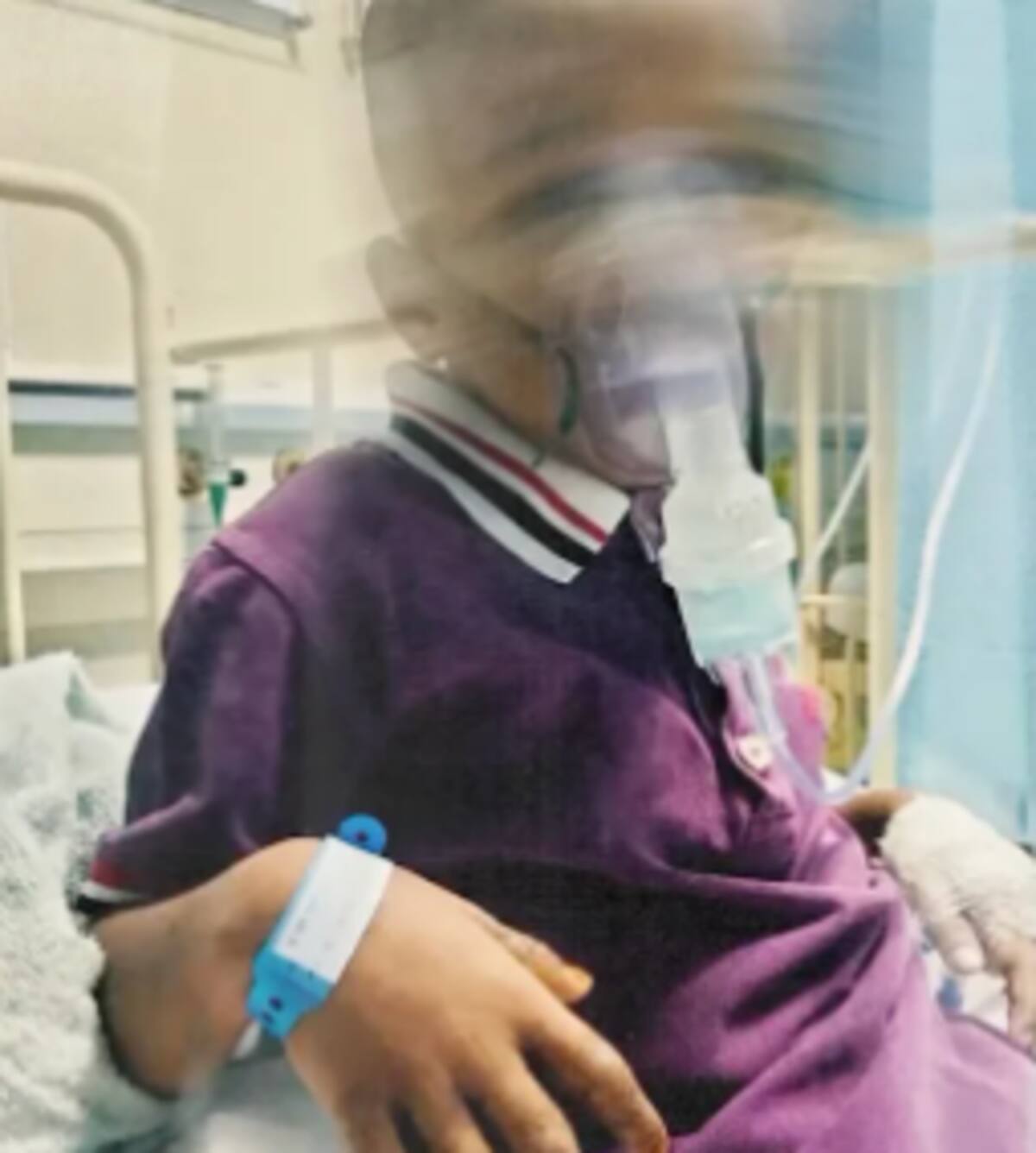 Un niño que estuvo alojado en un hogar de ancianos administrado por GISBH recibe atención médica. / CNN.