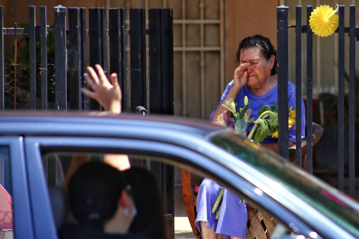 Visitan con amor a mamá en caravana