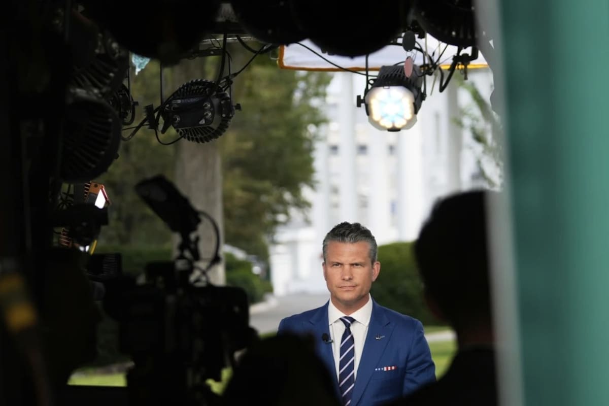 El secretario de Defensa, Pete Hegseth, se prepara para una entrevista televisiva frente a la Casa Blanca el jueves 7 de agosto de 2025, en Washington. | Crédito: AP/Mark Schiefelbein