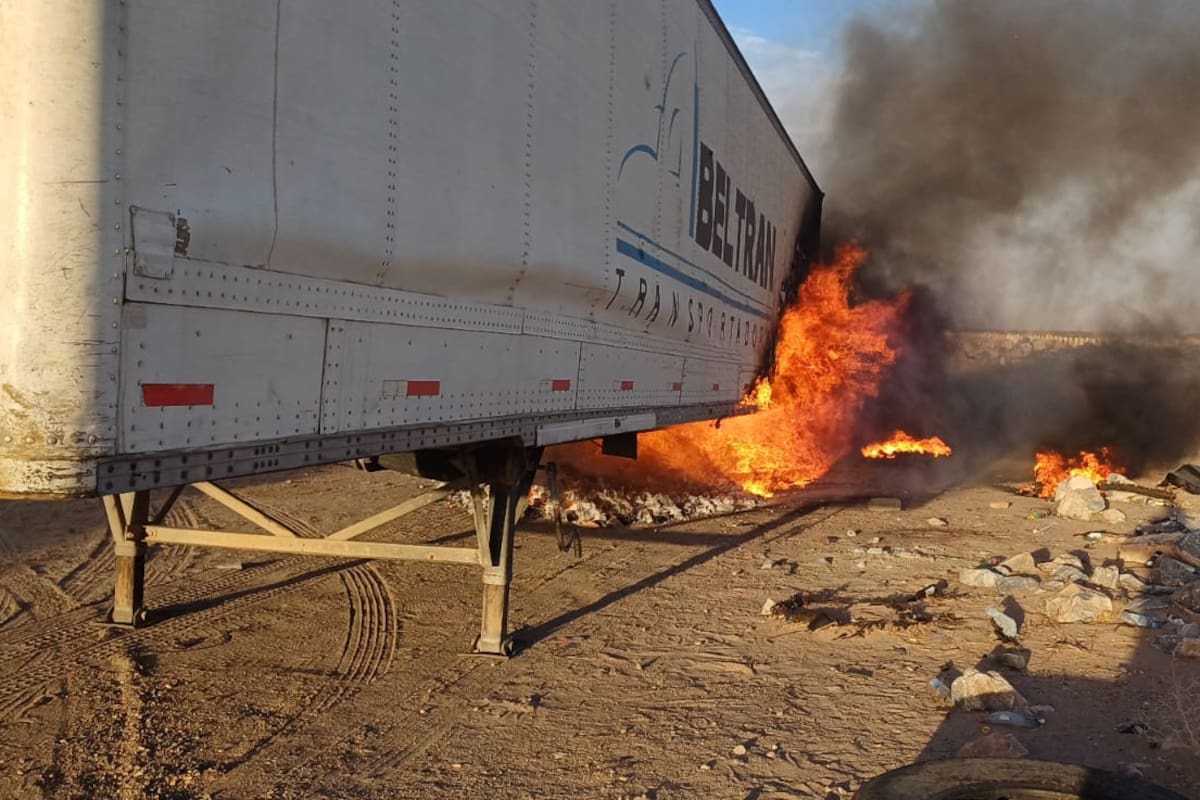 Se incendia caja de tráiler cargada con carbón en carretera Sonoyta – SLRC