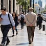 La psicología revela que caminar con las manos en la espalda es un mecanismo inconsciente para desconectar del estrés diario y facilitar la concentración al eliminar distractores visuales