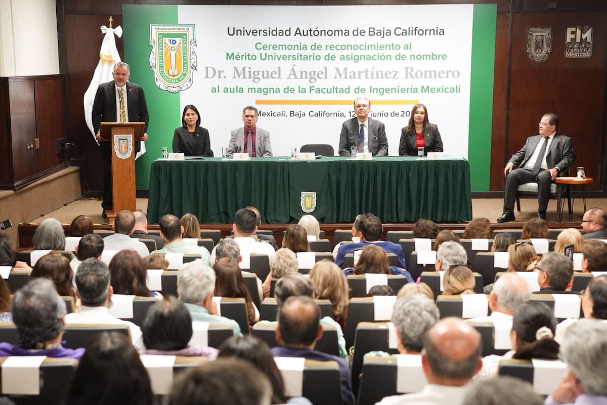 Durante la ceremonia, el rector de la UABC, Luis Enrique Palafox Maestre, destacó que Martínez Romero dedicó cerca de 40 años de su vida al fortalecimiento de la institución desde diversos cargos.│Foto: Cortesía