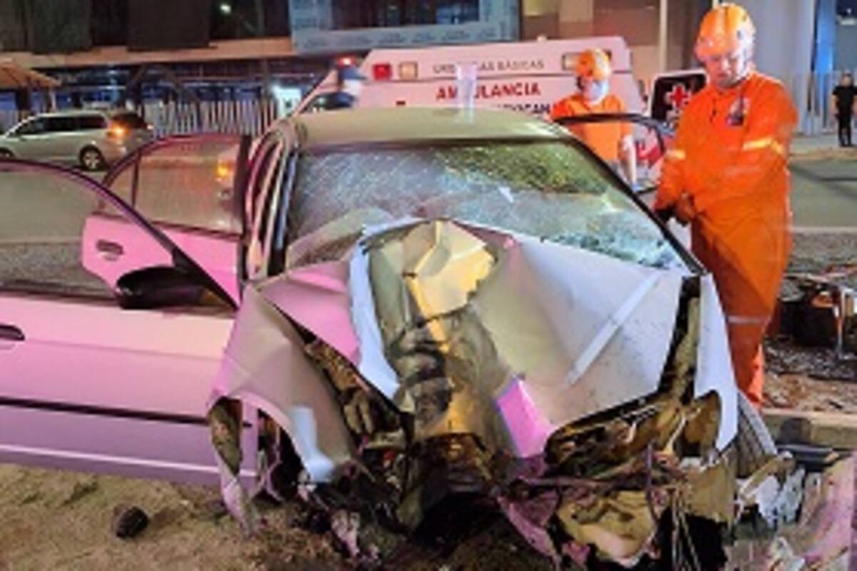 Mujer queda prensada al chocar su auto contra un poste
