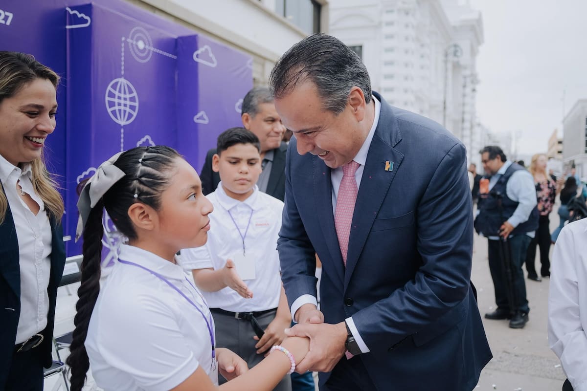 El alcalde Antonio Astiazarán Gutiérrez convive con integrantes del Cabildo Infantil 2026-2027 durante su toma de protesta en Hermosillo, en un acto dedicado a la participación de la niñez.