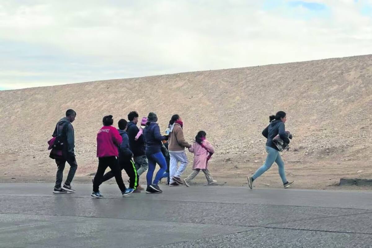 Migrantes llegan en taxis o camiones a la frontera entre México y EU