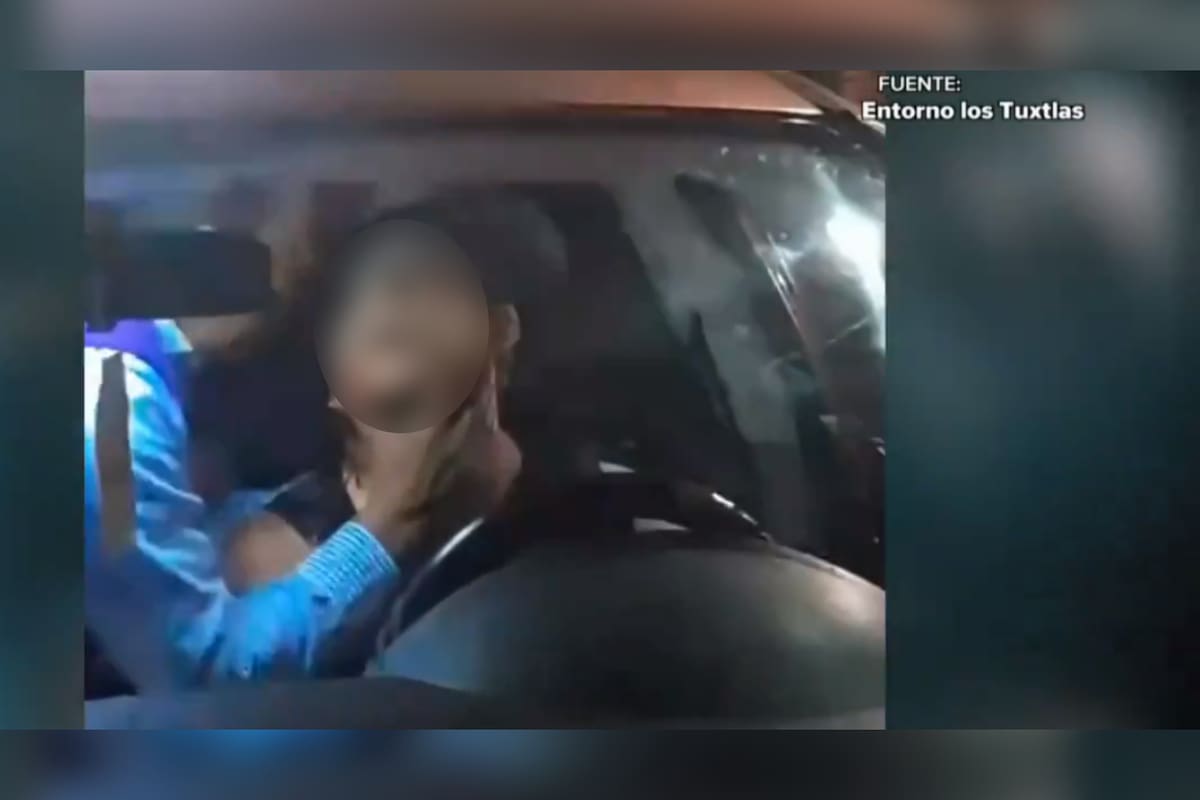 Policías matan a joven tras pasarse retén; linchan a elementos en Veracruz