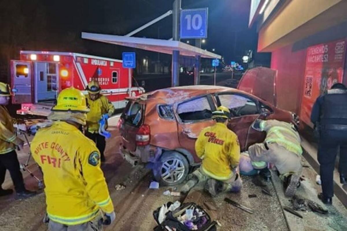 Choca vehículo contra un negocio, conductor huyó del lugar y dejó a una persona lesionada