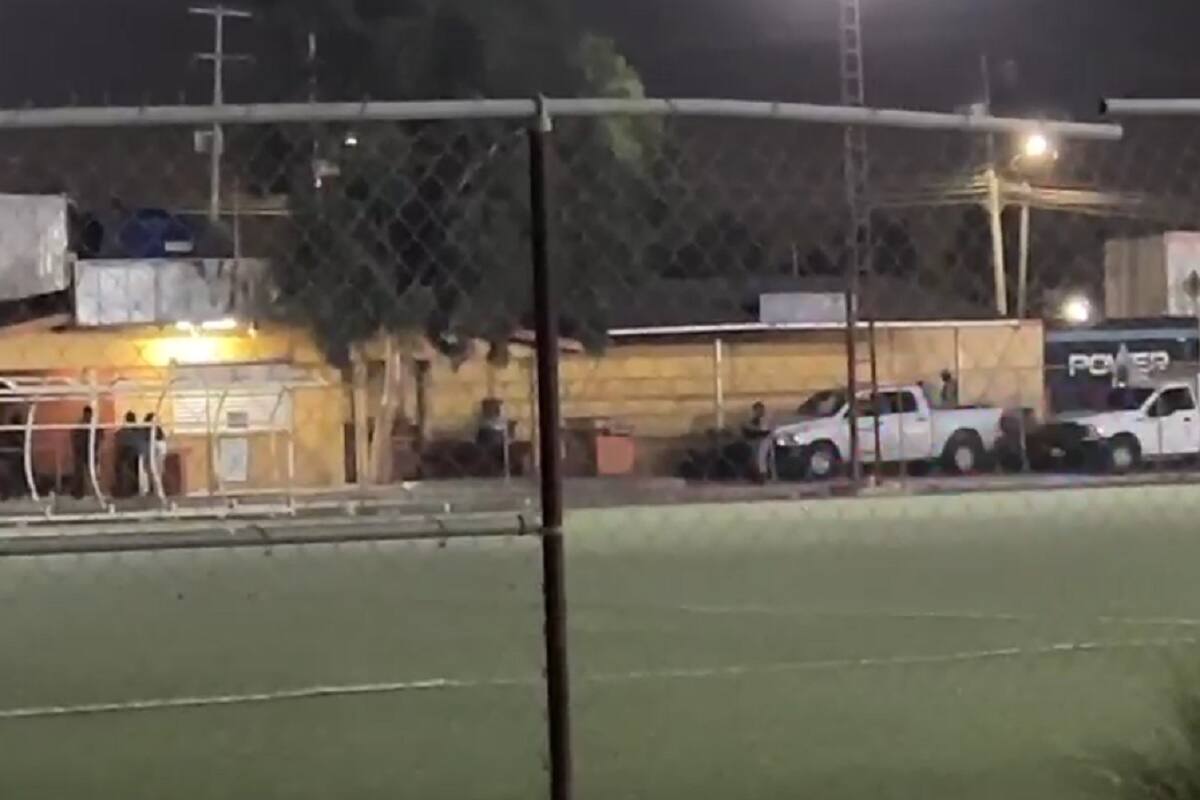 Ataque armado en campo de futbol deja un muerto y un lesionado