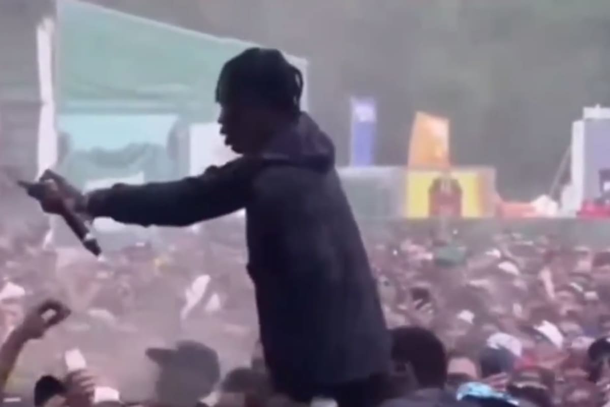 Travis Scott: Revelan video del rapero escupiendo y golpeando a un fan e incitando a la multitud a que lo “ataquen” durante un concierto