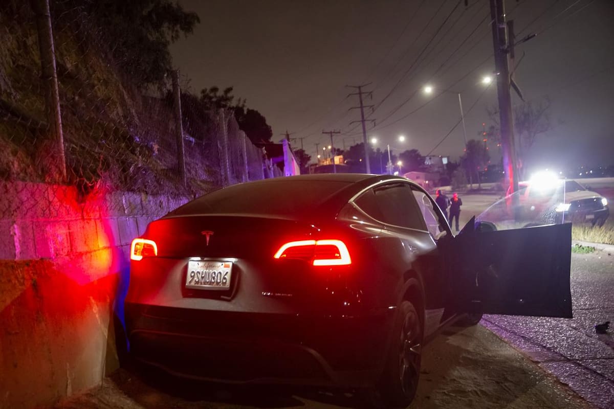 El conductor resultó ileso tras el accidente en la colonia Loma Bonita. Foto: Border Zoom