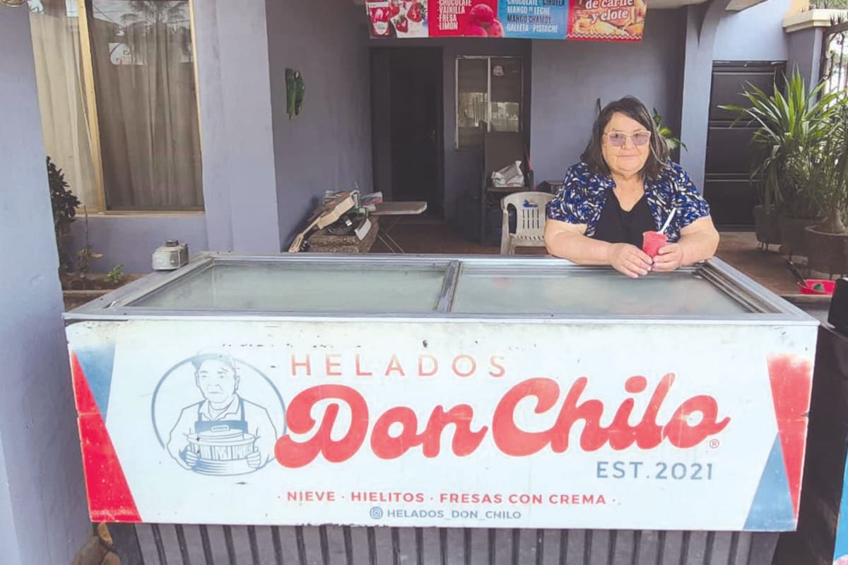 Pareja de abuelitos en Hermosillo venden nieve de pitaya y botanas ¡muy chilas!