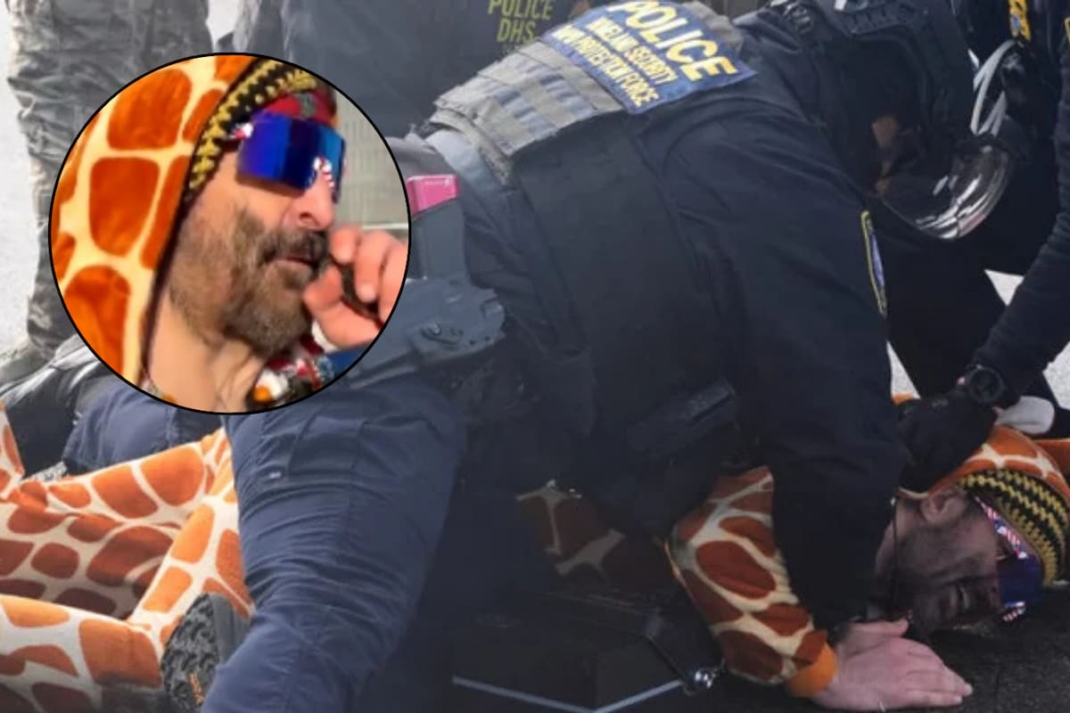 ICE detiene a activista disfrazado de jirafa que bailaba “La Chona” frente a un edificio federal en Minneapolis en señal de apoyo a la comunidad latina