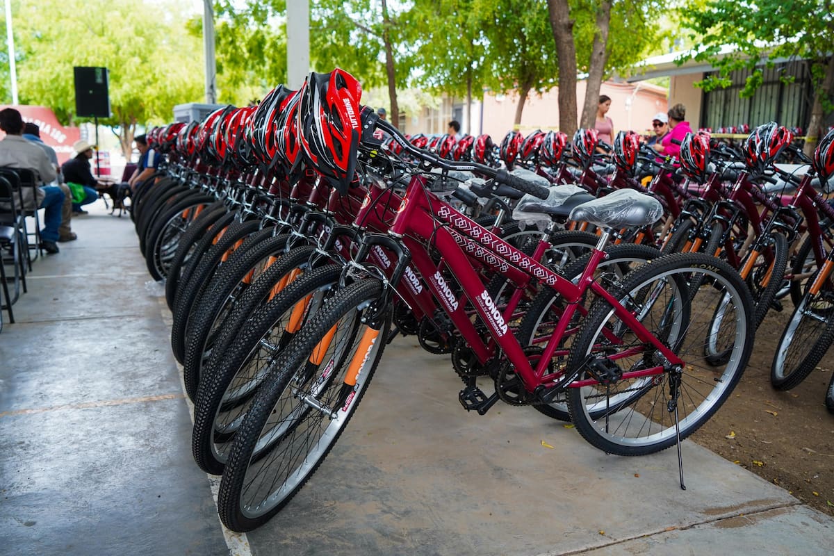 Fernando Rojo entrega bicicletas del programa EnBici a niñas, niños y jóvenes de Centros de Bienestar Juvenil en Sonora