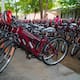 Fernando rojo entregan bicicletas a jóvenes de Centros de Bi