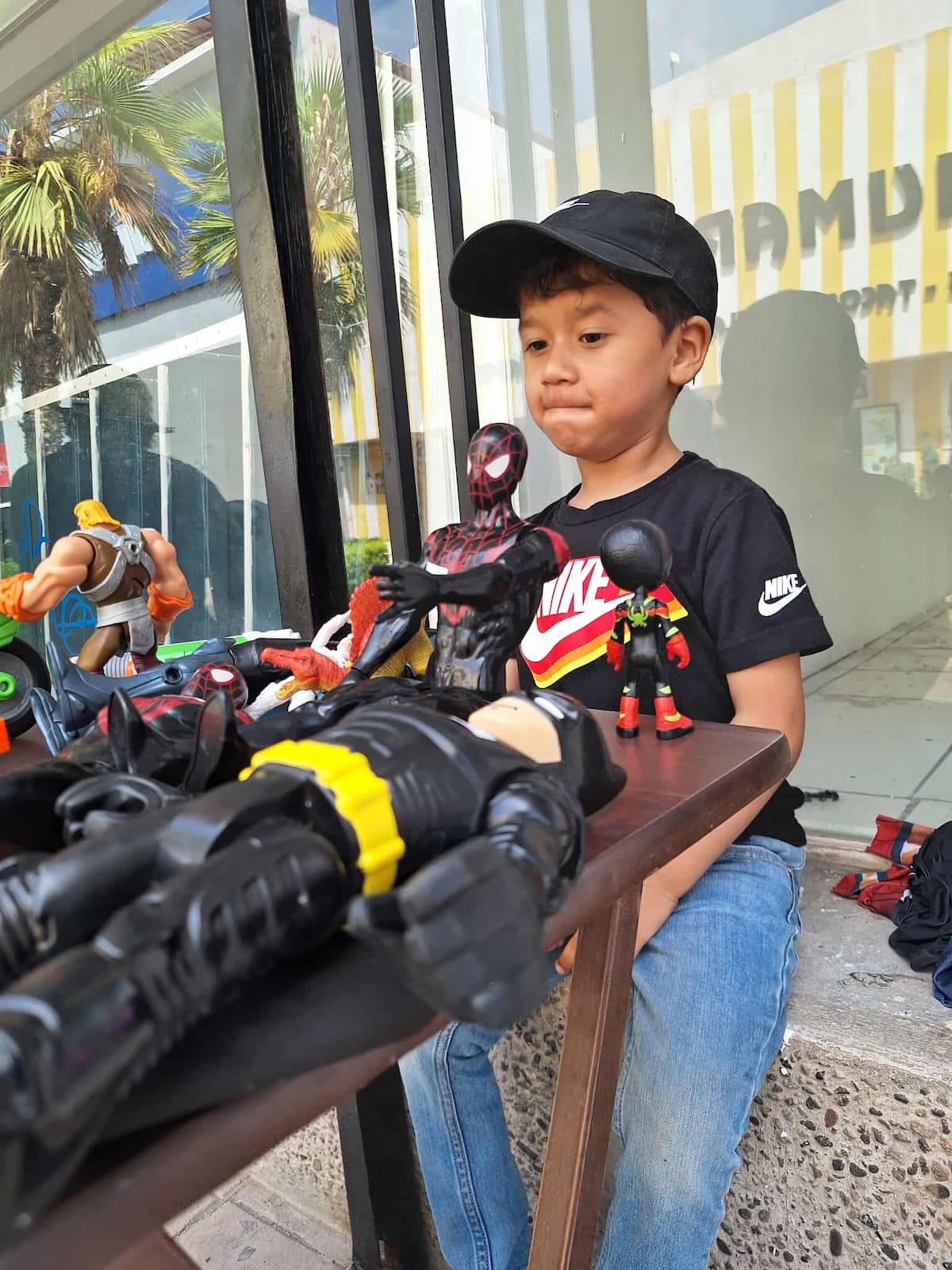 Con solo 5 años, Ian emprende en Hermosillo para apoyar con útiles escolares