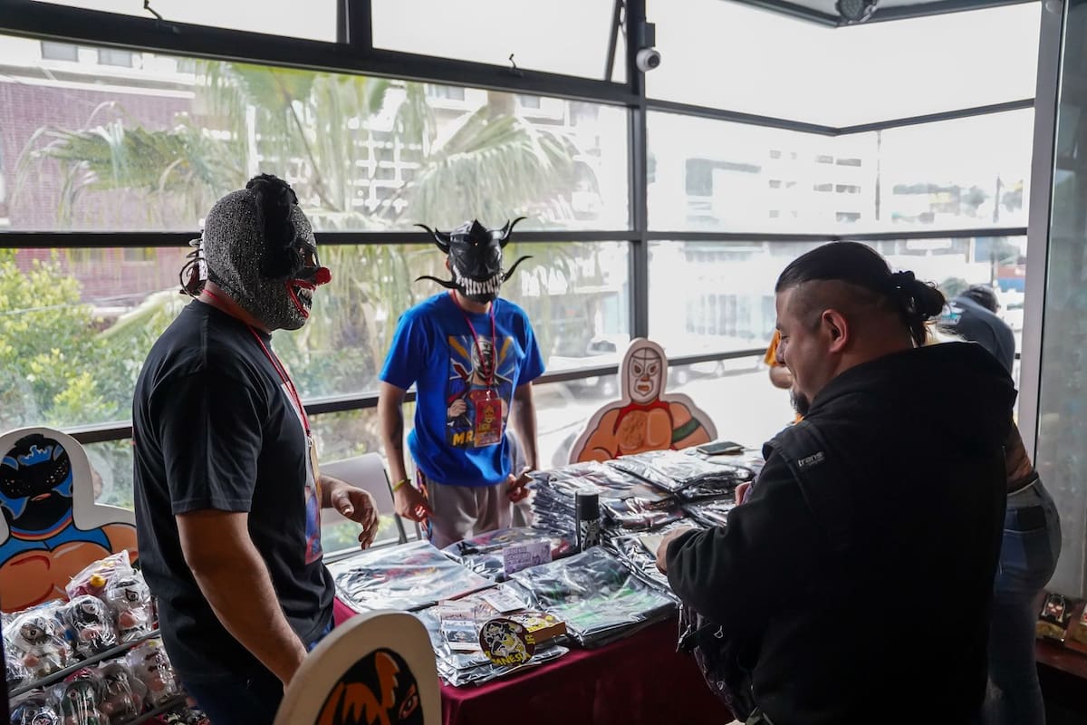 El evento reunió a luchadores profesionales y artistas que exhibieron obras basadas en ídolos del ring. Foto: Border Zoom