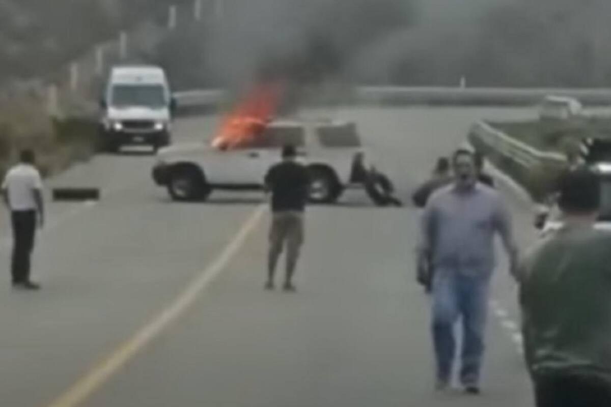 Carro incendiado bloquea tramo de la carretera libre Tijuana-Ensenada