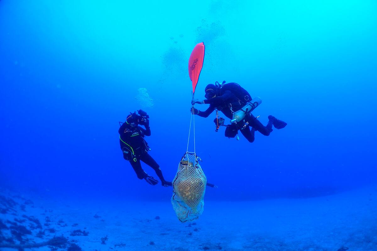 Encuentran arqueólogos griegos vasijas fabricadas en España en la isla Kasos