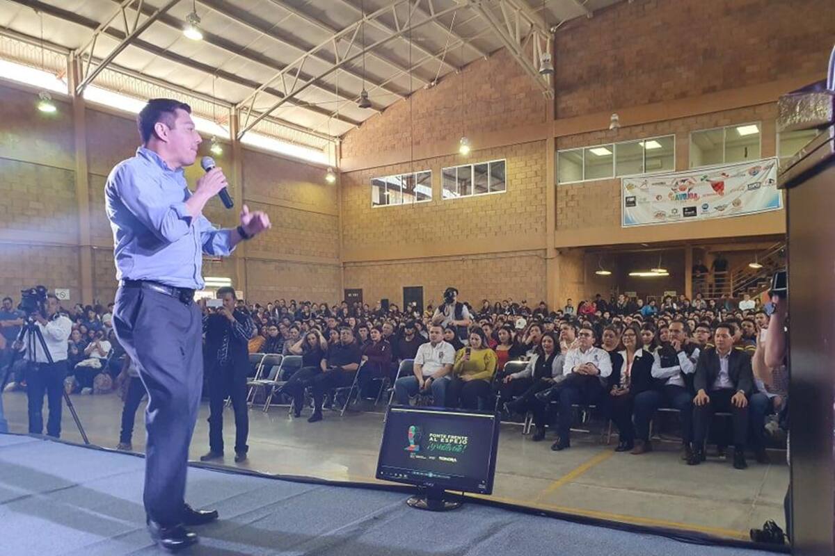 "Travieso" Arce motiva a estudiantes en Navojoa