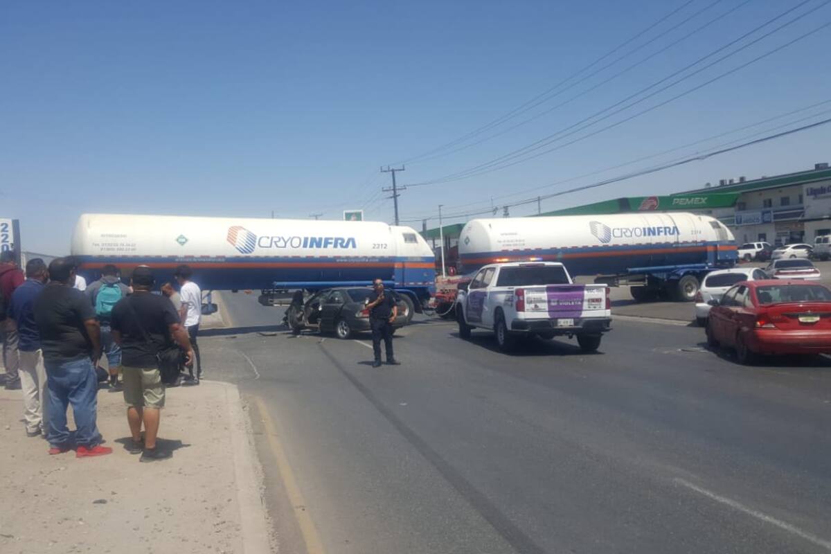Camionero provoca choque, resultan tres estudiantes del Conalep lesionados