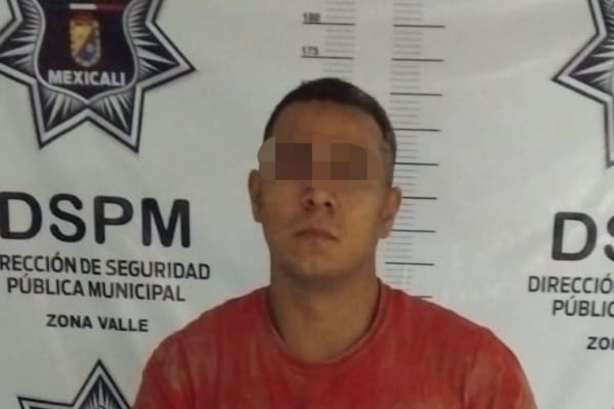 Violento sujeto provoca destrozos en casa y automóvil; es detenido