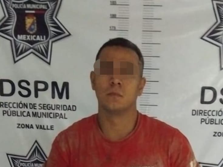 Violento sujeto provoca destrozos en casa y automóvil; es detenido
